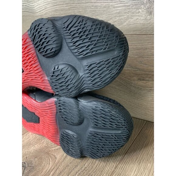 Nike Boys Lebron Size 5.5 - 17 Sneaker Athletic Black Red Pull Tab Logo Lace Up - Picture 6 of 10